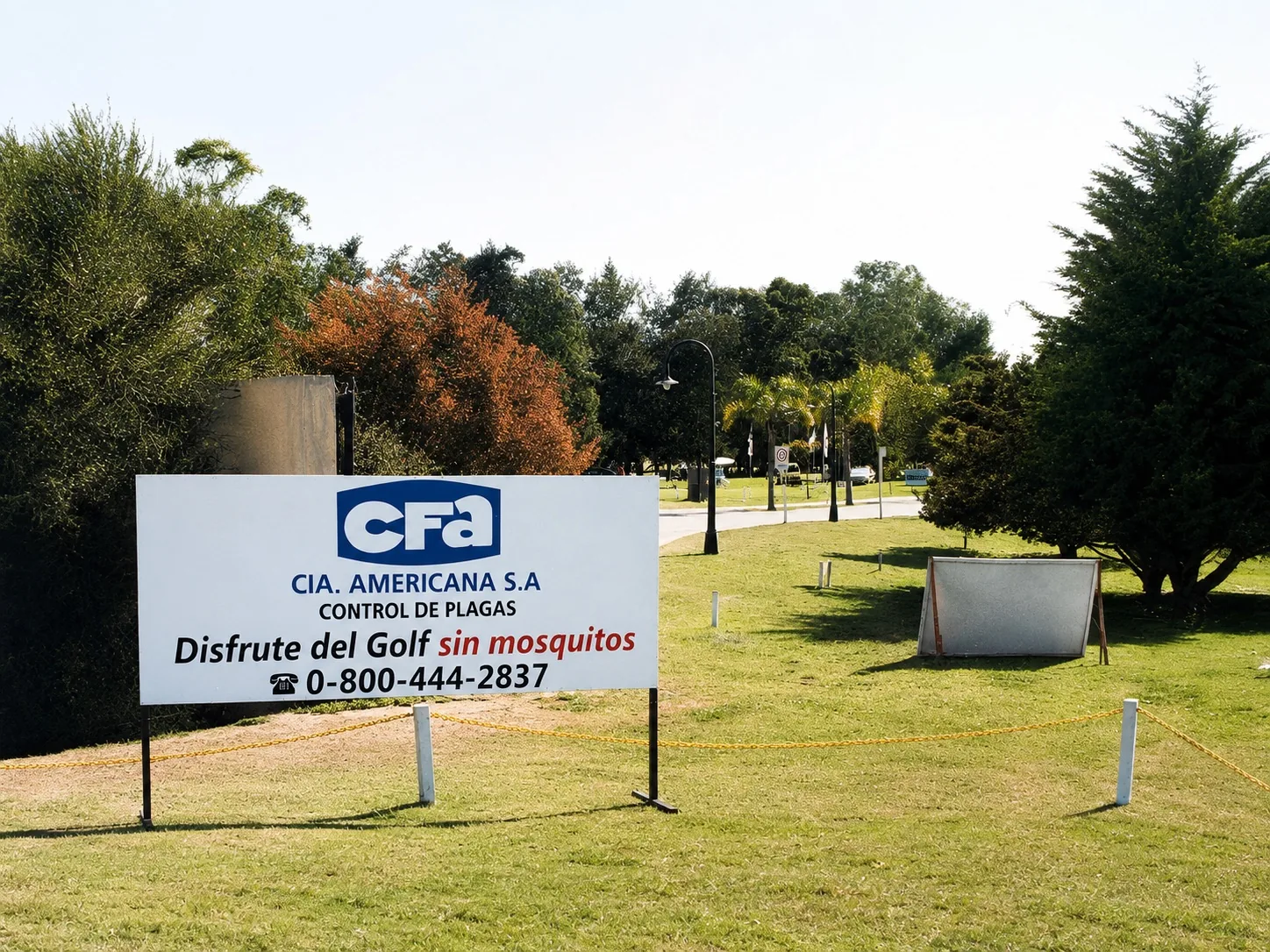 Cartel de Compañía Americana para tratamientos contra mosquitos en campos de golf